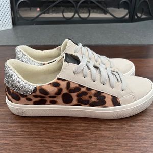 Like New Scoop Women's Distressed Leopard Print Sneaker